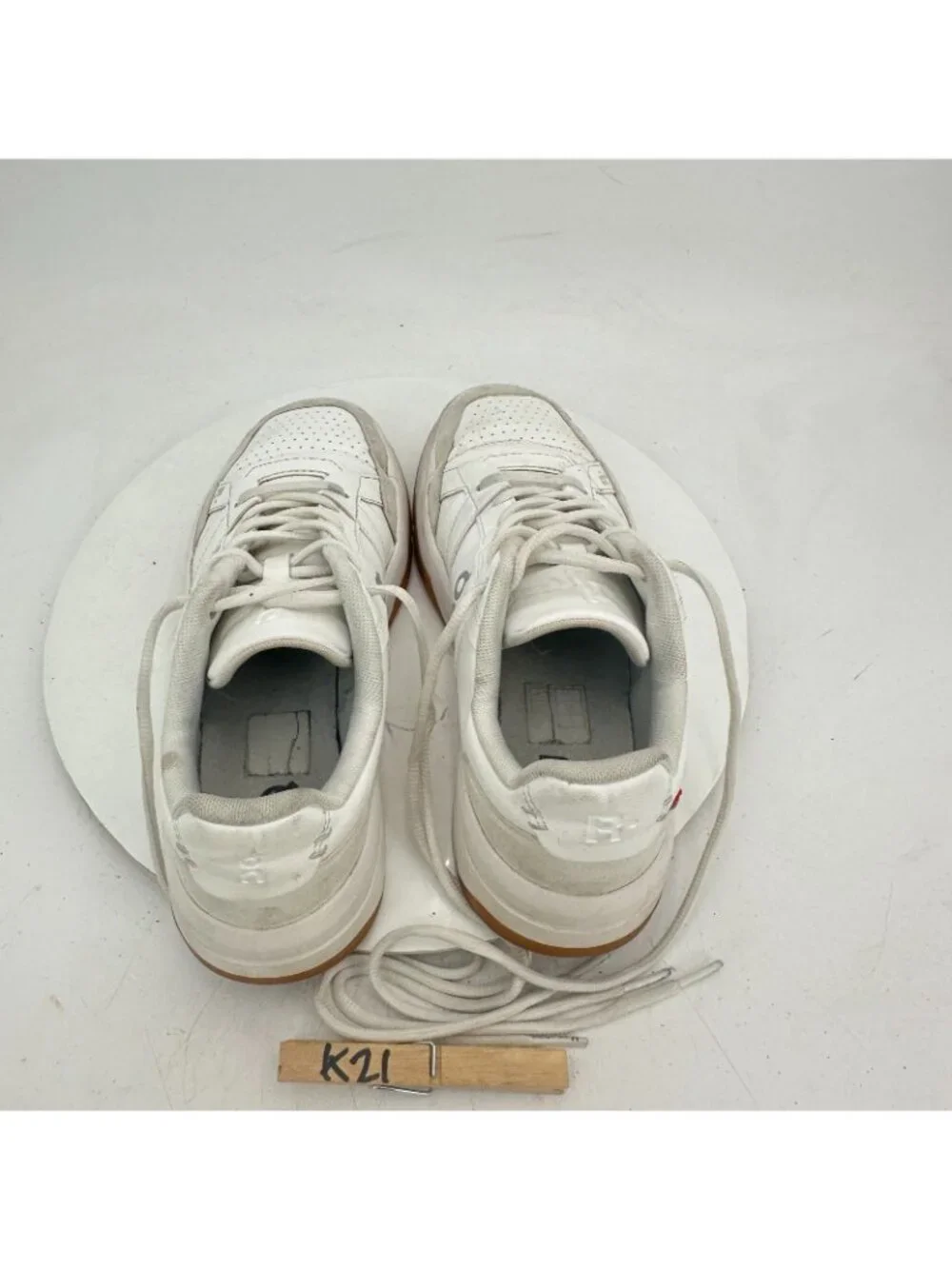 On The Roger Clubhouse Swiss Engineering Women Sz 9 3WF10430924 White Ivory Shoe